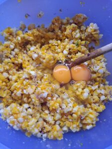 Knödelbrot wurde bereits mit Zwiebel vermischt und nun werden Eier hinzugegeben