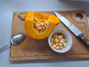 Kürbis geteilt und Kürbiskerne entfernt