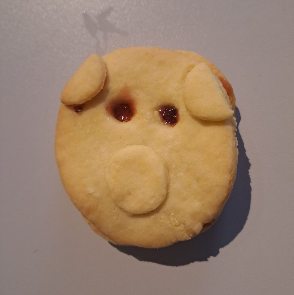 Mit Marmelade gefüllter Mürbteig-Keks als Glücksbringer in Schweinchenoptik