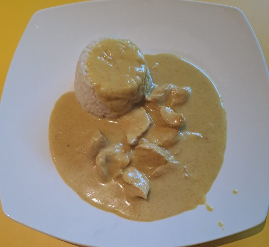 Reis mit Currygeschnetzeltem und reichlich Soße