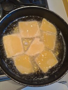 Erdäpfelblattlen in heißem Öl ausbacken