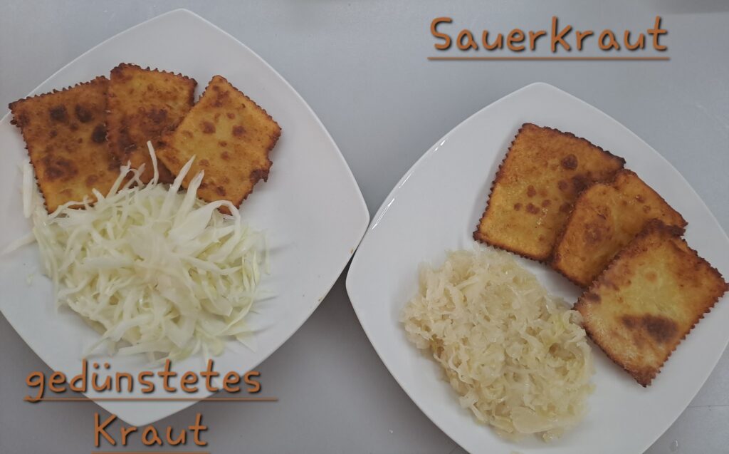 Erdäpfelblattlen mit Sauerkraut / mit gedünstetem Kraut