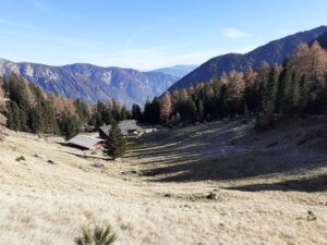 Blick auf die Puntleider Seealm von oben