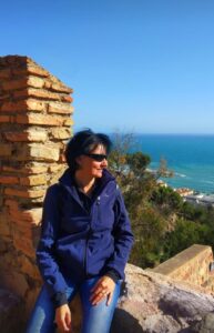 Ich sitze auf der Mauer des Castillo de Gibralfaro und blicke Richtung Meer
