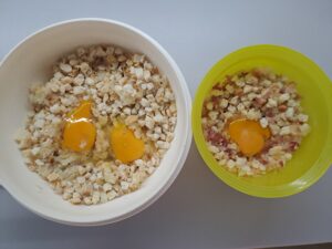 Zu beiden Knödelteigen werden Eier hinzugegeben