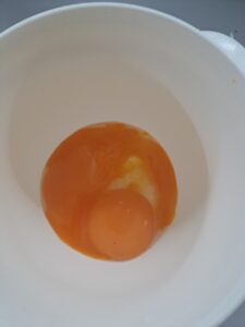 Eigelb in eine hohe Schüssel