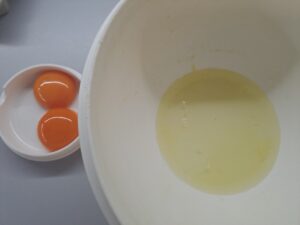 Eier in Eiweiß und Eigelb trennen