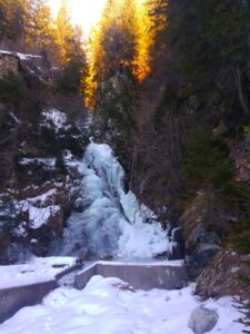 vereister Wasserfall am Weg
