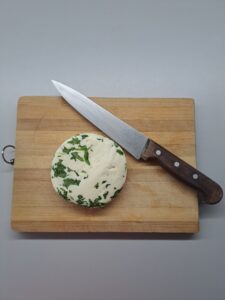 Frischkäse mit Rucola bereit zum Verarbeiten