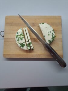 Frischkäse in Scheiben geschnitten