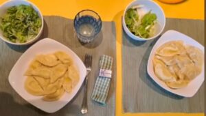 zweierlei Frischkäse-Teigtaschen angerichtet