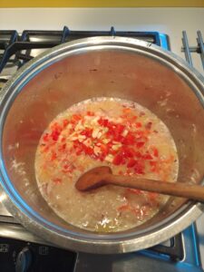 Paprika zum kochenden Reis und Zwiebel