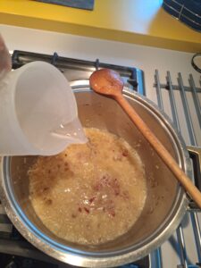 Reis mit Wasser aufgießen
