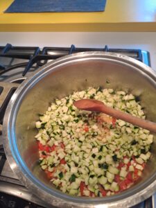 Zucchini in den Topf