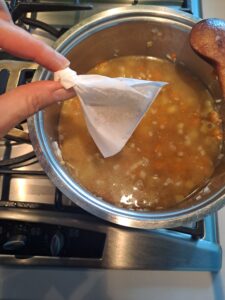 Gewürze im Teefilterbeutel zum Eintopf