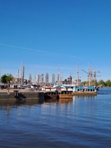 Hafen mit Hausbooten