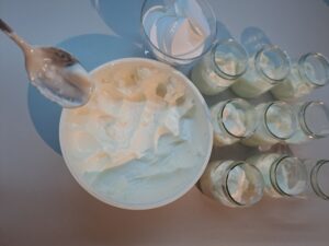 Joghurt in Gläser abfüllen, also portionieren