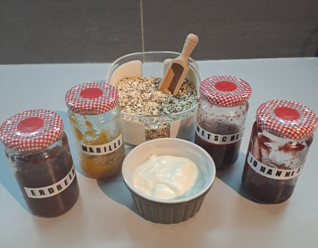 Strickarin_Joghurt_angerichtet Naturjoghurt angerichtet mit Müsli und Marmeladen