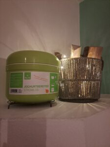 Joghurtbereiter auf dem Ofen, so kann Joghurt fermentieren