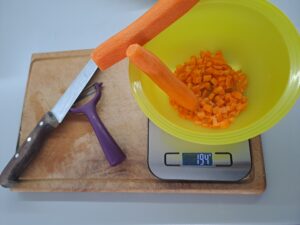 Karotten gewogen und geschnitten