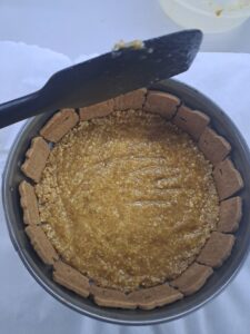 Tortenform mit Keksen und Keks-Butter-Masse