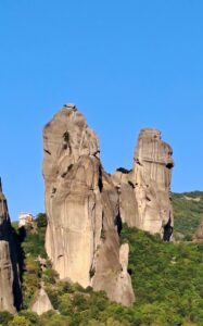 Felsformationen und Kloster Agios Nikolaos Anapavsas