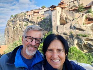 Günther und Karin vor dem Kloster Great Meteoro