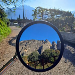 Kloster Rousanou im Rückspiegel unseres Scooters