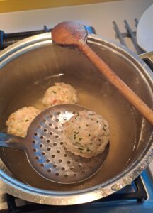 Knödel werden aus dem kochenden Wasser geholt