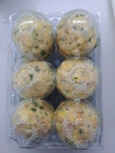 Ich lege rohe Knödel in Plastik-Eierbehälter und friere sie so ein