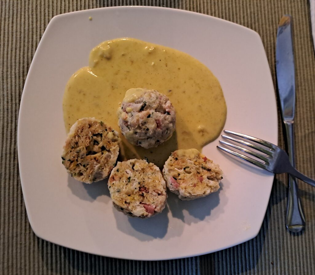 Knödel-Bis aus Speck- und Fastenknödel mit Currysauce