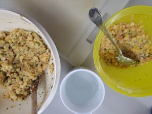 Zweierlei Knödelteige für Speck- und Fastenknödel bereit zum Kugelformen