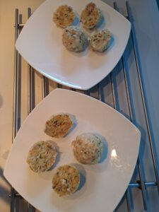 Knödel werden am Teller angerichtet
