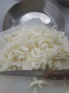 Kraut in die Pfanne geben