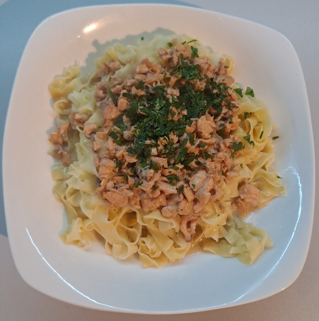 Eierbandnudel mit Lachs angerichtet