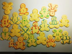 Lebkuchenmännchen mit Lebensmittelfarbe verziert