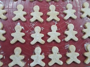 Lebkuchenmännchen vor dem Backen mit Milch bestrichen