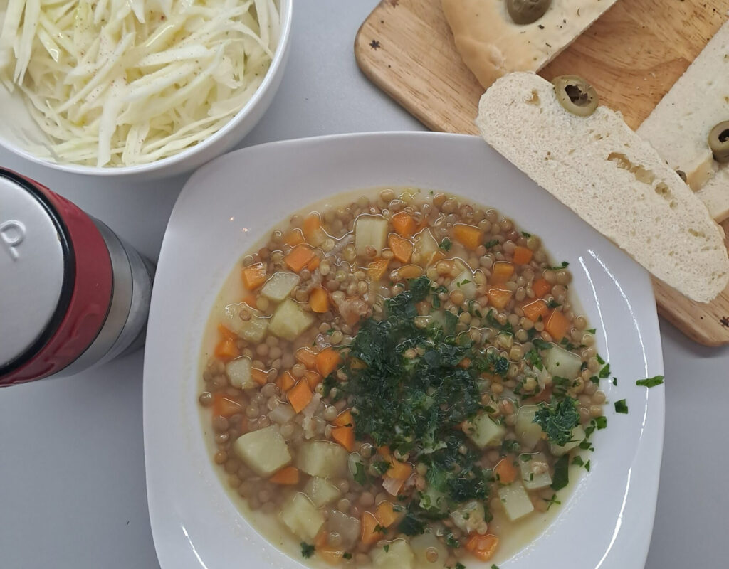 Strickarin_Linseneintopf_Salat_Focaccia_angerichtet