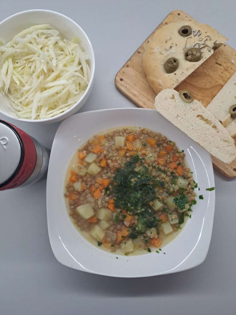 Linseneintopf mit Focaccia und Salat angerichtet