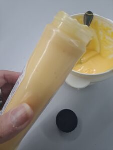Majonaise in Behälter füllen