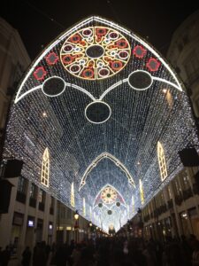 Lichterspiel mit weihnachtlichen Klängen im Stadtzentrum Malagas
