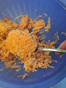 Kartoffelmasse mit Löffel portionieren