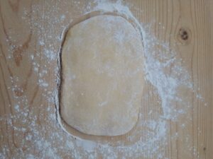 Nudelteig vorbereitet zum Weiterverarbeiten