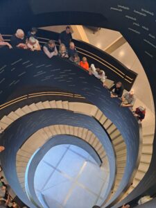 Oodi Bibliothek Treppenaufgang