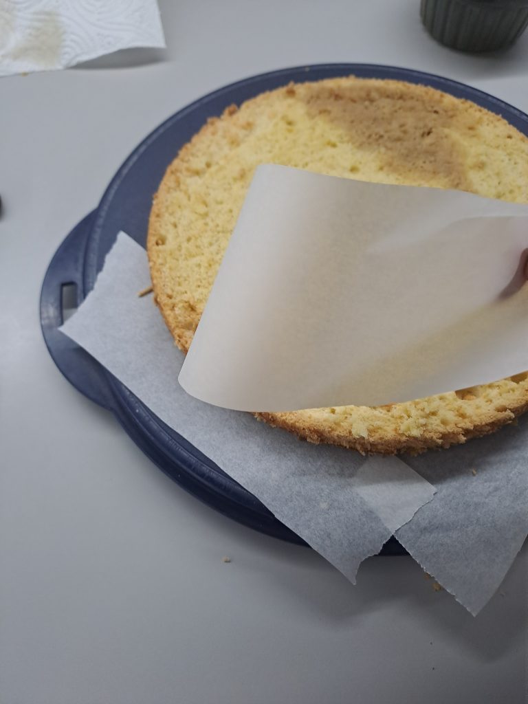 Backpapier auf Unterlage und unter den Tortenboden