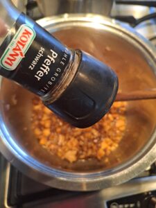 Sugo mit Pfeffer würzen