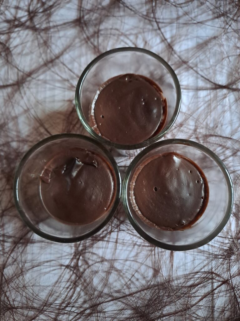 Schokoladepudding portioniert angerichtet