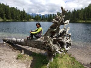 Karin und Beate auf dem Erkennungsmerkmal, dem Baum