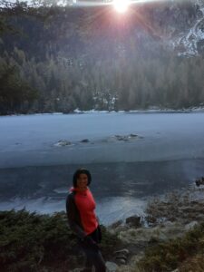 Karin am Puntleider See im Winter