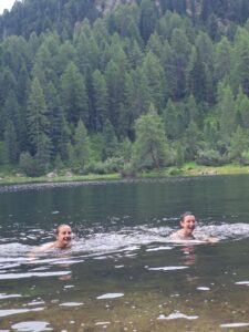Beate im eiskalten Seewasser